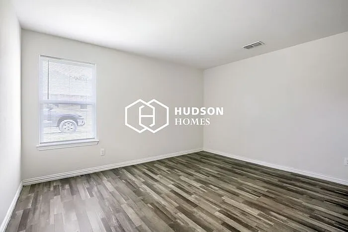 2214 Henry St — Photo 7