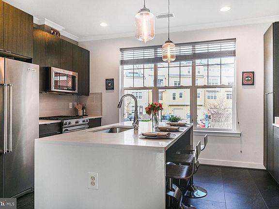 4th image of 3332 7th St NE