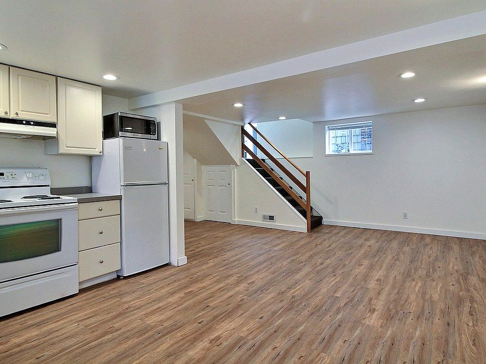 Enter from the stairwell and there is no access between the main floor and the lower level.