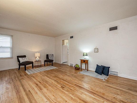 5th image of 1724 Wilson St