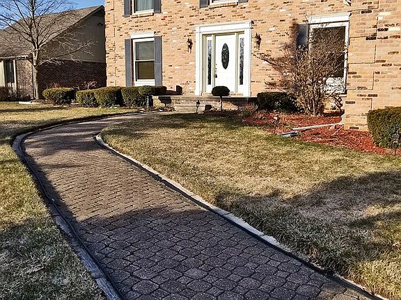 3rd image of 828 Boutell Dr