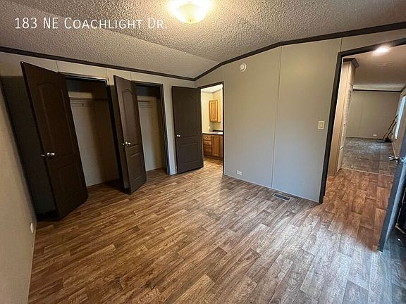 4th image of 183 NE Coachlight Dr