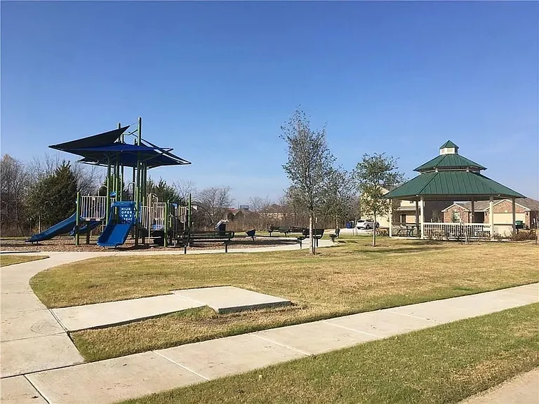 1323 Chapman Dr — Photo 11