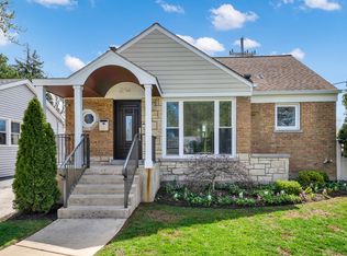 2145 McArthur Dr, Glenview, IL 60025