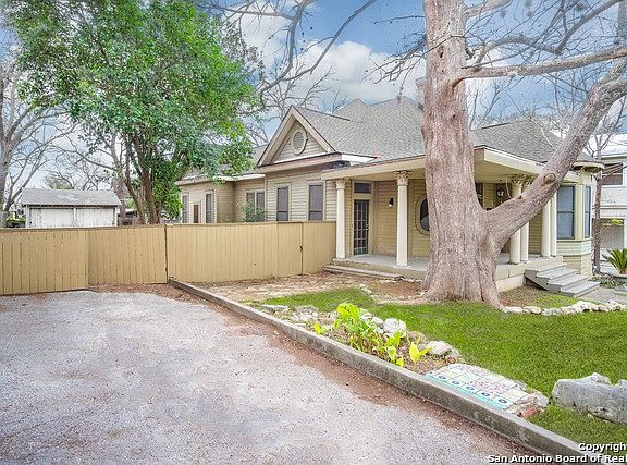 2nd image of 420 W Mistletoe Ave