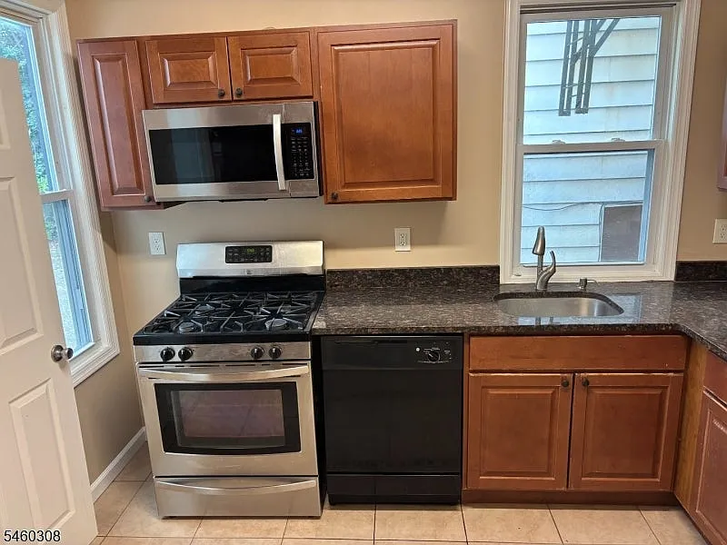 3 bed, 1.0 bath, $3,000 — Photo 3