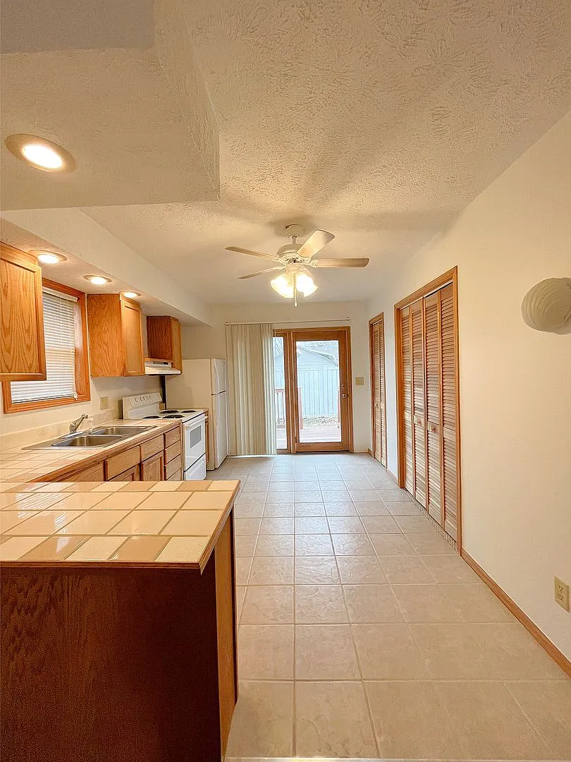 Well-Maintained 2 Bedroom! — Photo 3