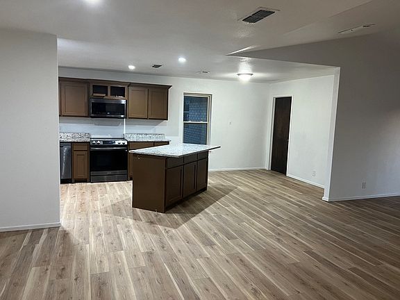 4th image of 1008 Pine Ave
