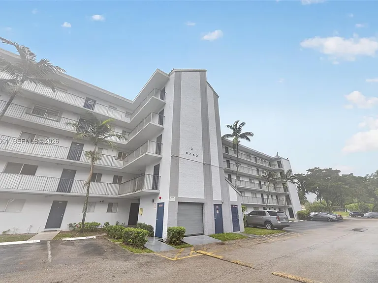 8750 N Sherman Cir #305 — Photo 2