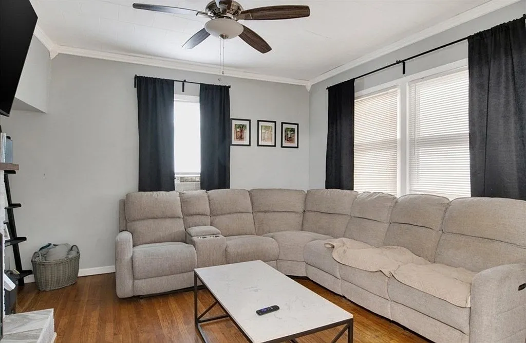 3 bed, 1.0 bath, 1200 sqft, $2,200 — Photo 1