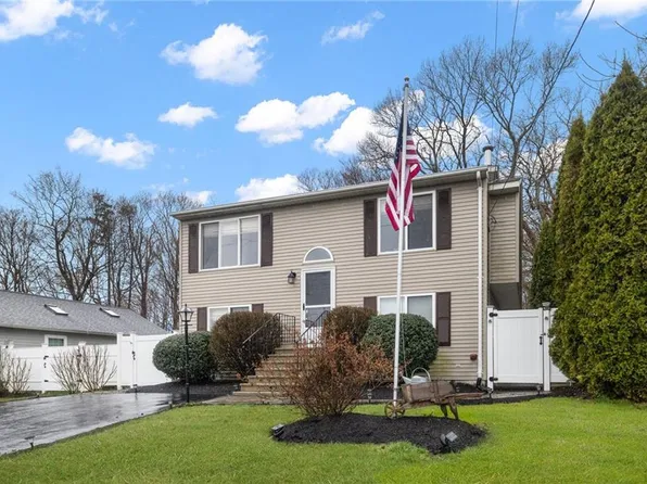 141 Overlook Dr, Warwick, RI 02818