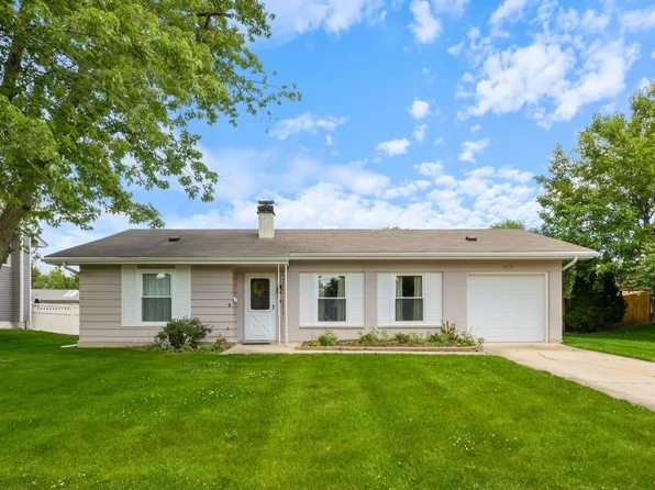 1470 Devonshire Ln, Hoffman Estates, IL 60169