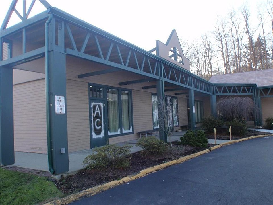 2nd image of 221 W Main St