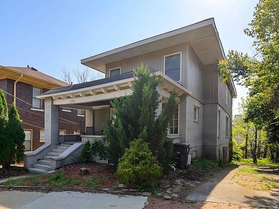 3rd image of 2810 Rhodes Cir S