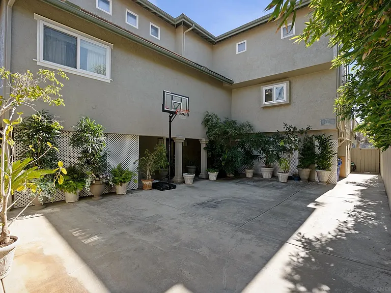 645 Loring St — Photo 38