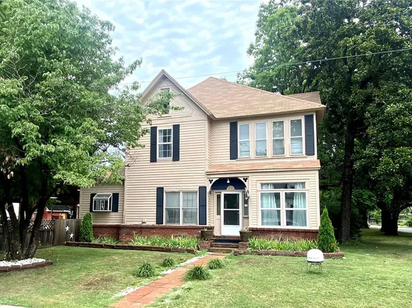 214 S 3rd St, Charleston, MO 63834