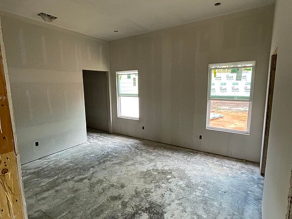 5th image of 814 Premier Rd