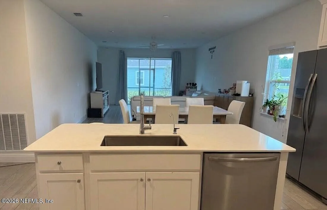 4 bed, 2.0 bath, 2109 sqft, $2,795 — Photo 2