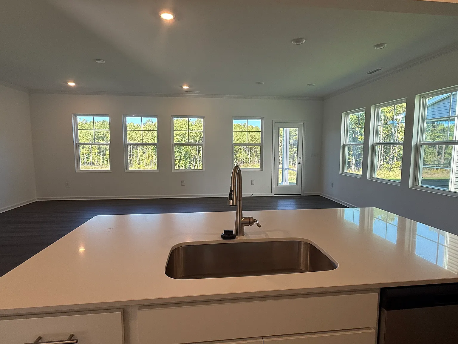3 bed, 1924 sqft, $2,300 — Photo 4