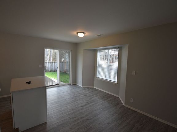 5th image of 912 Daffodil Ave NE