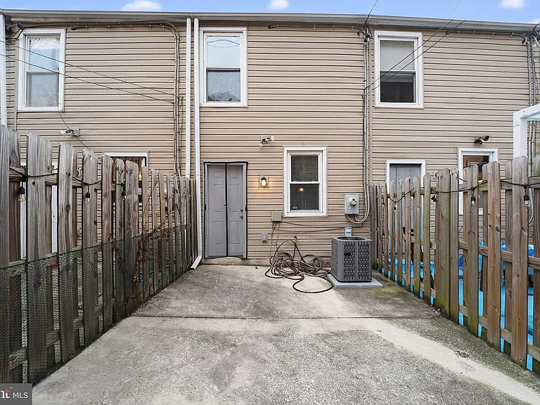 1602 Latrobe St — Photo 2