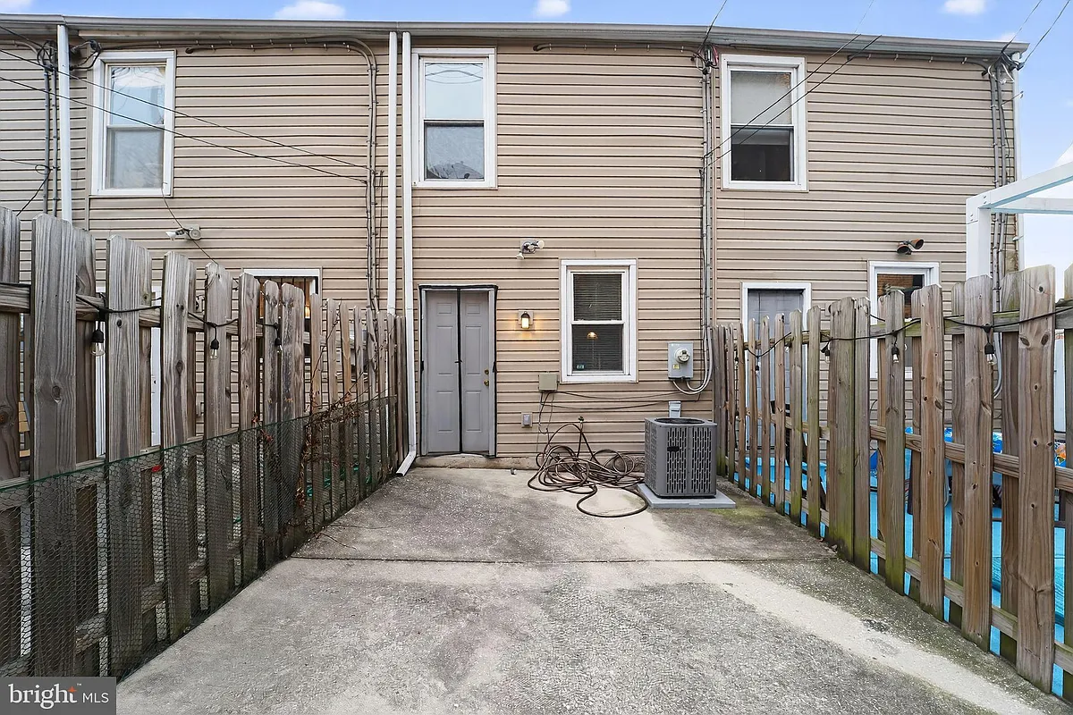 Building Photo - 1602 Latrobe St