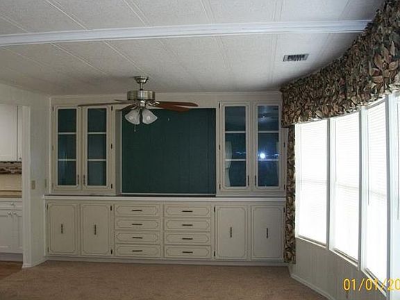 3rd image of 831 Elizabeth Ln