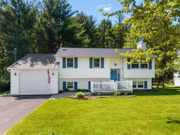 320 Horseshoe Ln, Vestal, NY 13850