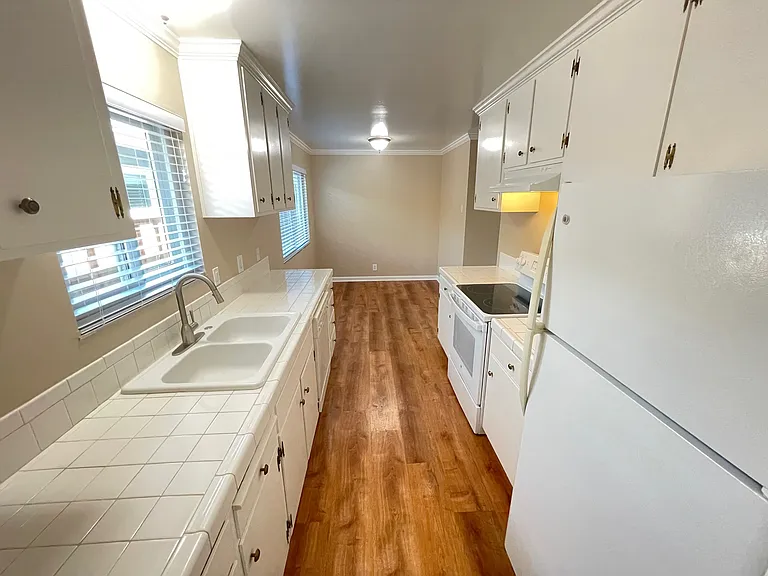 1615 Grace Ave #1615 — Photo 2