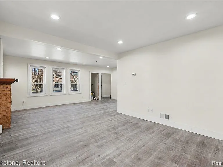5533 Sheridan St — Photo 7