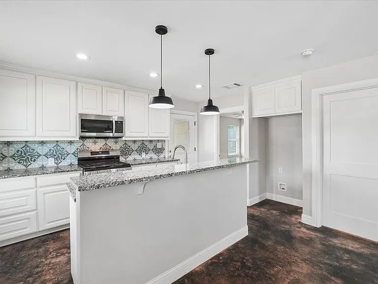 501 E Day St — Photo 15