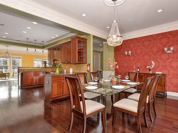 2nd image of 510 Harbor Pl