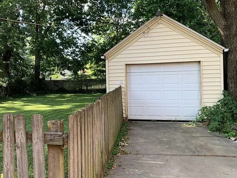 1337 E Monroe St — Photo 19