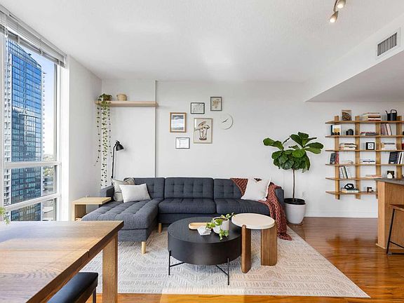 5th image of 1118 12th Ave SW #2508