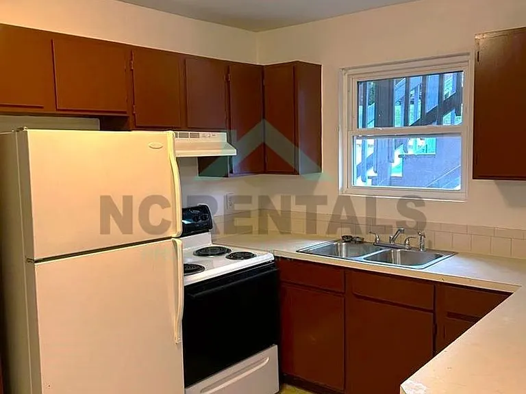 2559 Green Oaks Ct #B — Photo 5