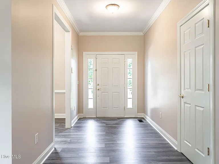 11 Victoria Dr — Photo 8