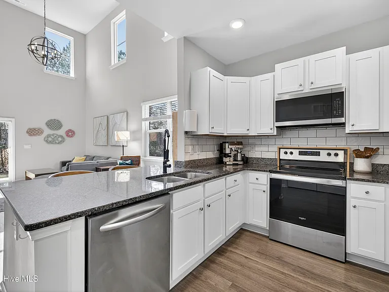 3647 Roseblossom Dr — Photo 6