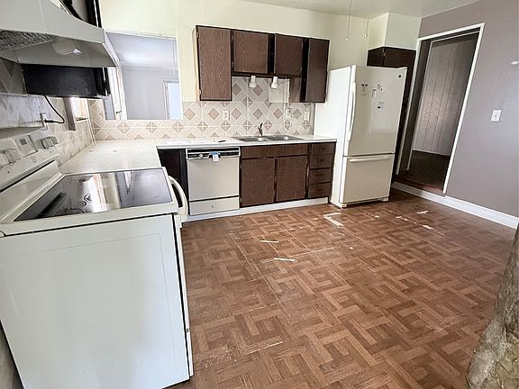 5th image of 930 4th Ave NW