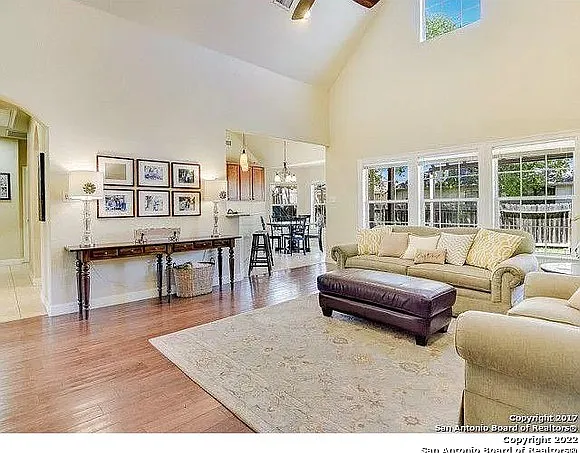 110 Surrey Dr — Photo 4