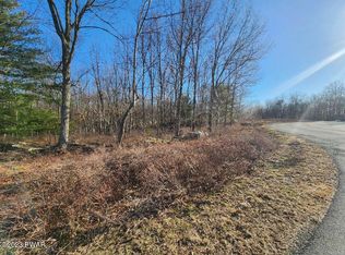 25 Woodcrest Dr, Hawley, PA 18428