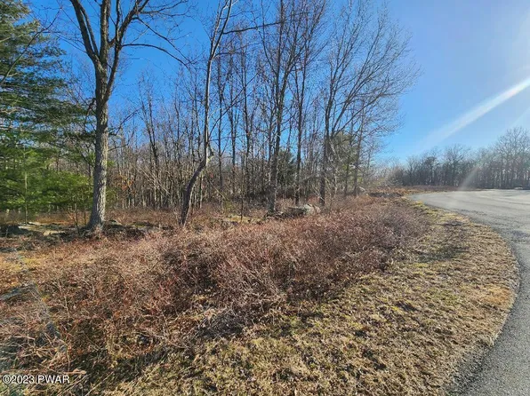 25 Woodcrest Dr, Hawley, PA 18428