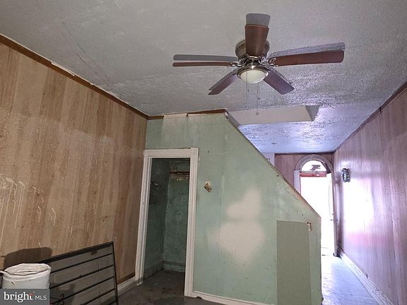 3rd image of 1937 Ridgehill Ave