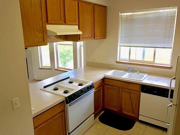 Kitchen with gas stove/oven, dishwasher, refrigerator