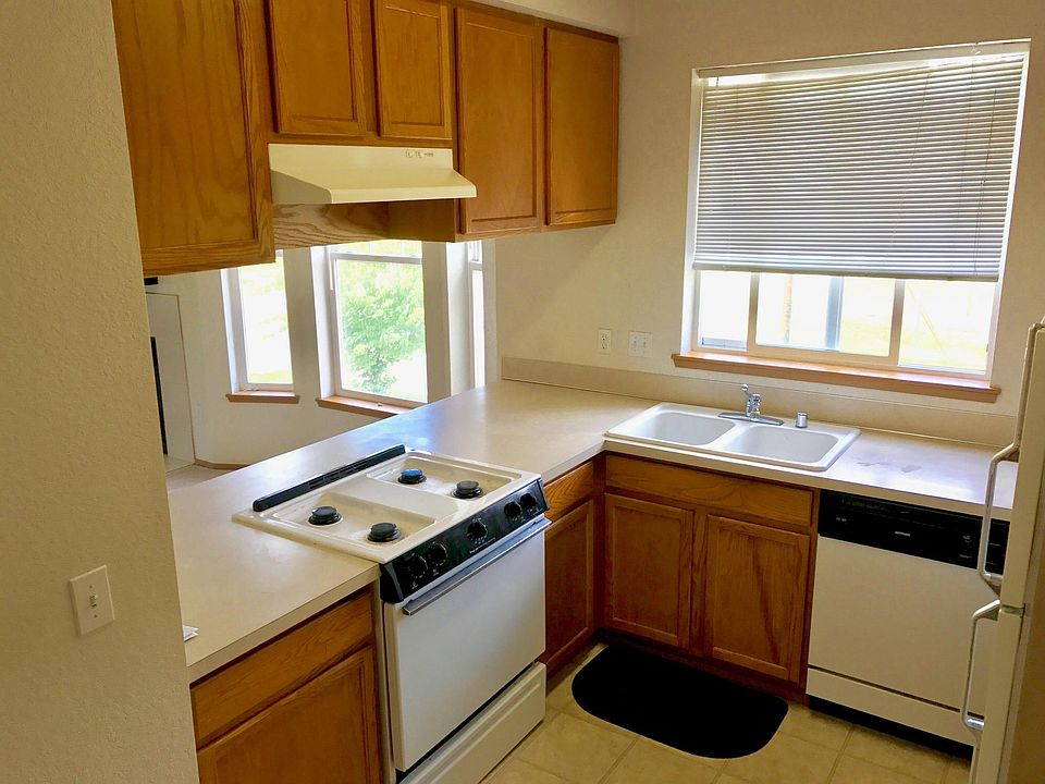 Kitchen with gas stove/oven, dishwasher, refrigerator