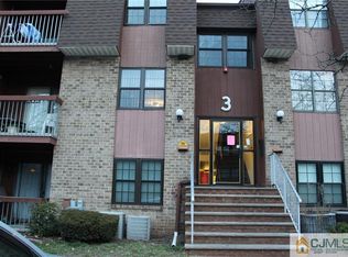 27 Powderhorn Ct, Woodbridge, NJ 07095