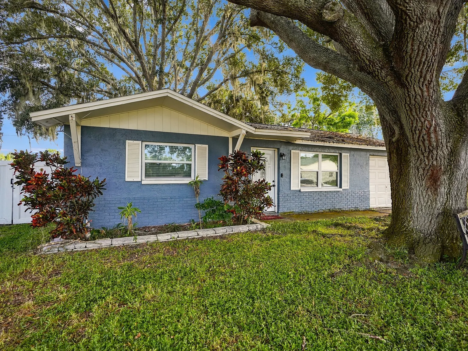 3 bed, 1.5 bath, 1200 sqft, $1,950 — Photo 1