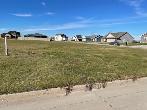 2047 Jewel Dr, Grinnell, IA 50112