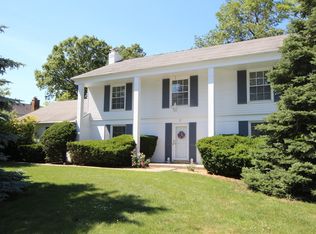 2 Robin Hood Ct, Lincolnshire, IL 60069