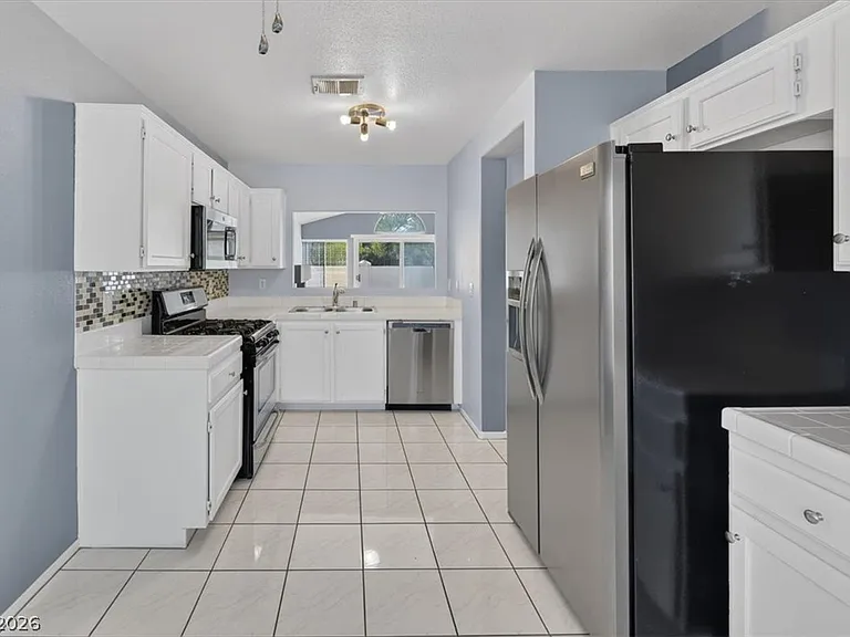 2408 Sterling Heights Dr — Photo 19