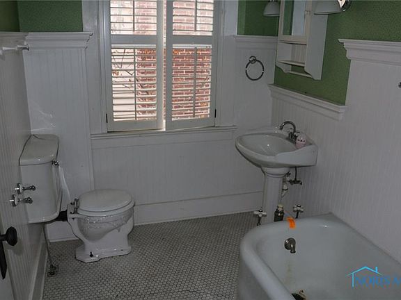 3rd image of 2049 Wildwood Blvd